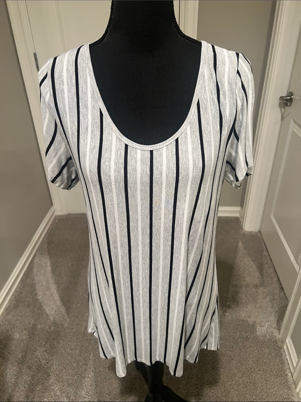 🔥2/$5 LuLaRoe White and Navy Vertical Stripe Tunic